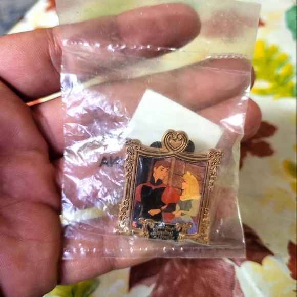 NEW!! DISNEY FRAMED SLEEPING BEAUTY PIN PRINCESS AURORA PRINCE PLATINUM RELEASE - Picture 1 of 7